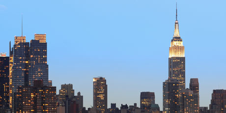 Empire State Building yöllä