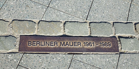 Berliinin muurin muistomerkki mukulakivikadulla