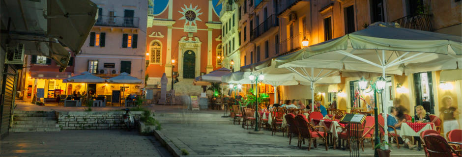 Baareja ja ravintoloita Korfun kaupungissa