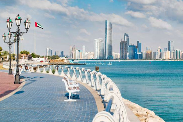 Pilvenpiirtäjiä ja meri Abu Dhabissa