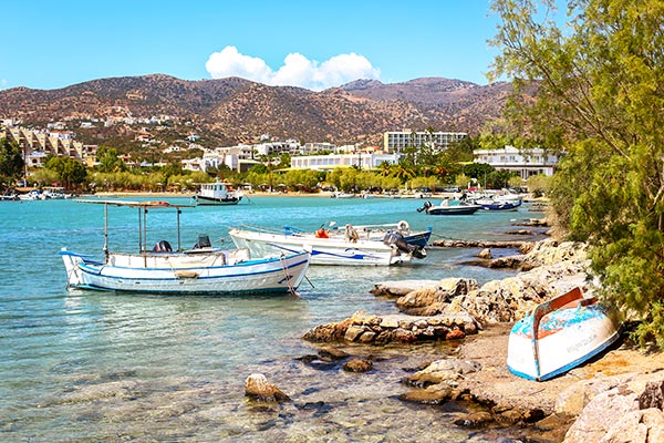 Kalastusveneitä Agios Nikolaoksen rannalla