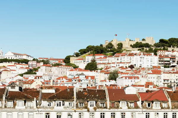Maisema Lissabonin kattojen ylitse