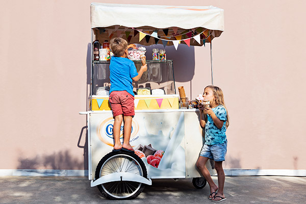 lapsia ostamassa jäätelöä