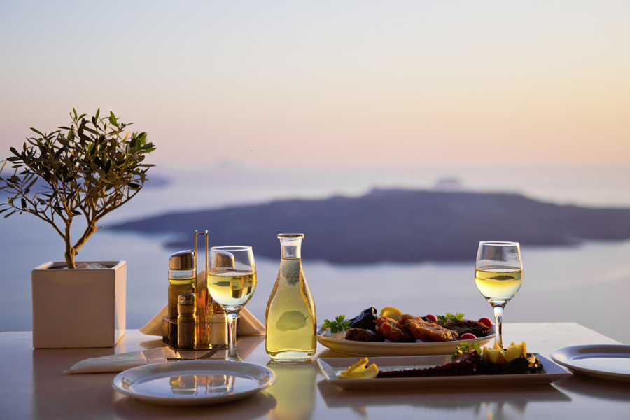 Romanttinen illallinen Santorinilla